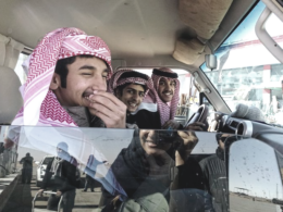 Fotografin Norah Al Amri Fängt Die Kleinen Momente Im Leben Der Menschen In Riyadh Ein – Der Kaffee Bei Der Arbeit Oder Ein Lächeln Aus Einem Vorbeifahrenden Auto