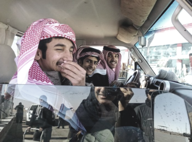 Fotografin Norah Al Amri Fängt Die Kleinen Momente Im Leben Der Menschen In Riyadh Ein – Der Kaffee Bei Der Arbeit Oder Ein Lächeln Aus Einem Vorbeifahrenden Auto