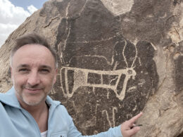 Lars von Lennep in Saudi-Arabien vor uralten Felsbildern