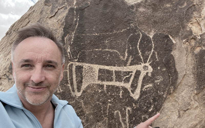 Lars von Lennep in Saudi-Arabien vor uralten Felsbildern