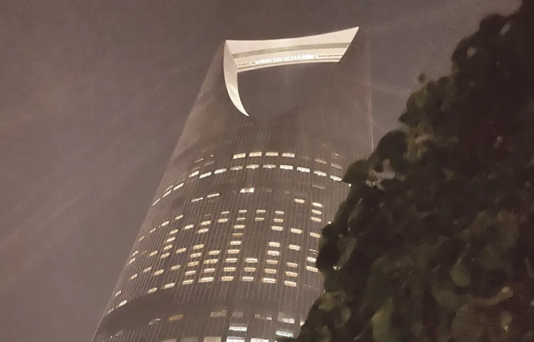 Kingdom center bei Nacht