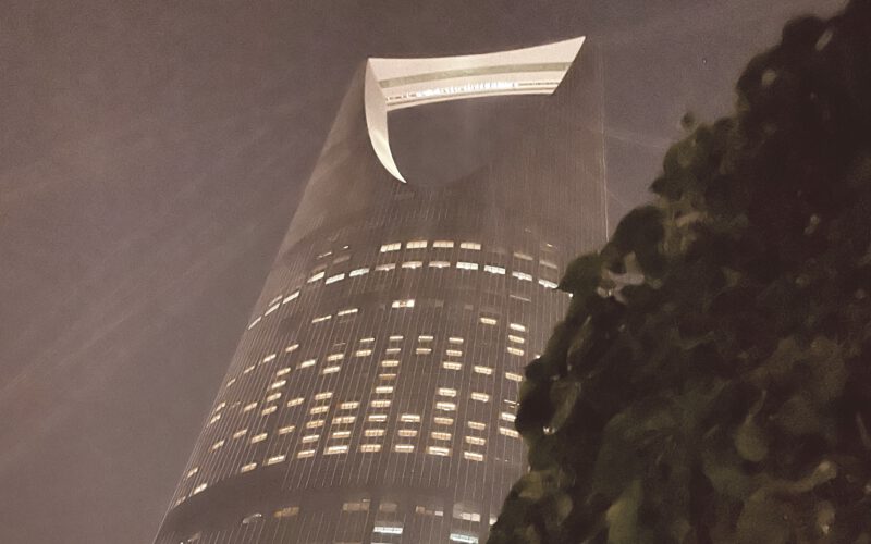 Kingdom center bei Nacht