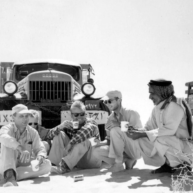 Khamis bin Rimthan im Kreise amerikanischer Geologen, Mitte der 1930er Jahre